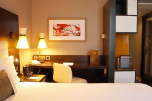 Hilton Doubletree Ealing – Bedrooms Desk.jpg
